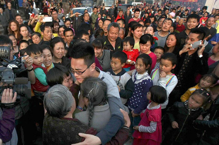 福州4岁男孩被拐 26年后母子终团聚感动全村 